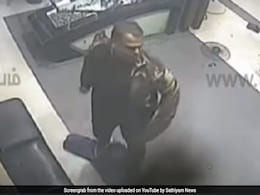 तलवार लेकर टीवी चैनल के दफ्तर में घुसा शख्स, की जमकर तोड़फोड़, सीसीटीवी में कैद वारदात तलवार लेकर टीवी चैनल के दफ्तर में घुसा शख्स, की जमकर तोड़फोड़, सीसीटीवी में कैद वारदात