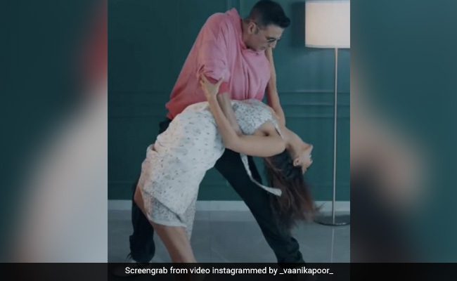 Akshay Kumar और Vaani Kapoor का रोमांटिक डांस हुआ वायरल, बार-बार देखा जा रहा Video