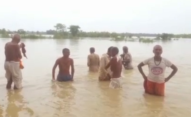 बिहार के पूर्वी चंपारण में बाढ़ का तांडव, नदी बने घर के आंगन में नहाते दिखे लोग, खेत-खलियान और रास्ते हुए पानी-पानी, देखें VIDEO