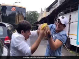 केले के लिए आपस में भिड़ गए सुदेश और कृष्णा, बीच सड़क पर हुआ ऐसा हाल- देखें Video केले के लिए आपस में भिड़ गए सुदेश और कृष्णा, बीच सड़क पर हुआ ऐसा हाल- देखें Video