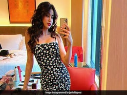 Janhvi Kapoor ने शीशे के सामने खड़े होकर ली मिरर सेल्फी, सिंपल प्रिंटेड ड्रेस में भी दिखीं इतनी ग्लैमरस Janhvi Kapoor ने शीशे के सामने खड़े होकर ली मिरर सेल्फी, सिंपल प्रिंटेड ड्रेस में भी दिखीं इतनी ग्लैमरस