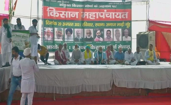 Day After Clashes With Cops, Farmers Hold <i>Mahapanchayat</i> In Haryana, Block Roads