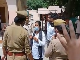 फर्जी दस्तावेज बनाकर ठगी करने वाले दो आरोपी गिरफ्तार, आरोपी पक्ष की वकील का पुलिस की प्रेस कॉन्फ्रेंस में हंगामा फर्जी दस्तावेज बनाकर ठगी करने वाले दो आरोपी गिरफ्तार, आरोपी पक्ष की वकील का पुलिस की प्रेस कॉन्फ्रेंस में हंगामा