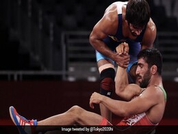 Bajrang Punia ने पहले ईरानी पहलवान को पटक कर जीता 'दंगल' फिर ऐसी खेल भावना से जीत लिया दिल- Video Bajrang Punia ने पहले ईरानी पहलवान को पटक कर जीता 'दंगल' फिर ऐसी खेल भावना से जीत लिया दिल- Video