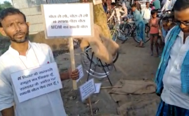 बिहार : डिप्टी CM के इलाके में मिड-डे मील की बोरियां बेचने सड़क पर निकला सरकारी शिक्षक 