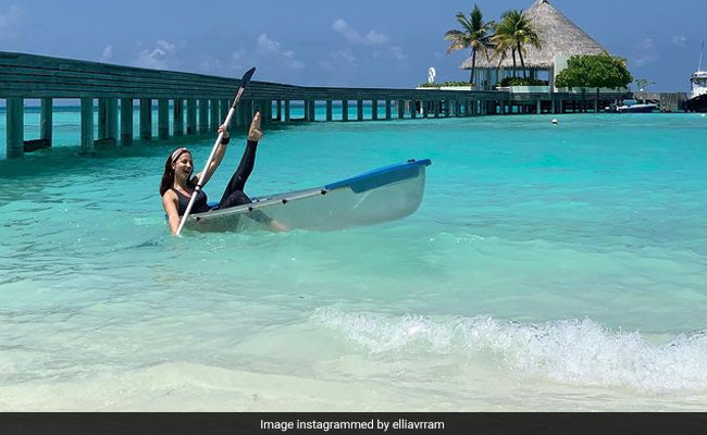 मालदीव में छुट्टियां मना रही हैं एली अवराम, स्टाइलिश अंदाज से जीता फैन्स का दिल