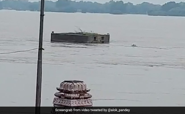 VIDEO: मिर्ज़ापुर में गंगा में बहता दिख रहा यह पक्का मकान है या कंक्रीट का ढांचा, देखने वाले कर रहे हैं अचरज