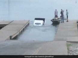 Reporter झील के पास खड़े होकर कर रहा था लाइव रिपोर्टिंग, पीछे डूब रही थी कार, फिर हुआ कुछ ऐसा - देखें Shocking Video Reporter झील के पास खड़े होकर कर रहा था लाइव रिपोर्टिंग, पीछे डूब रही थी कार, फिर हुआ कुछ ऐसा - देखें Shocking Video