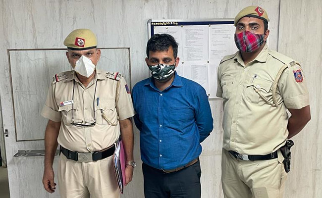 दिल्ली: पुलिस पर रौब गांठने के चक्कर में नपा फर्जी CBI इंस्पेक्टर, गूगल की मदद से बनाया ID कार्ड दिल्ली: पुलिस पर रौब गांठने के चक्कर में नपा फर्जी CBI इंस्पेक्टर, गूगल की मदद से बनाया ID कार्ड