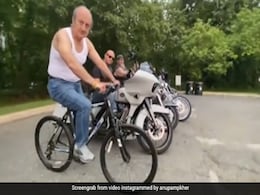 बाइकर्स की रेस में साइकिल लेकर शामिल हुए अनुपम खेर, फिर यूं लगे लड़खड़ाने- देखें Video बाइकर्स की रेस में साइकिल लेकर शामिल हुए अनुपम खेर, फिर यूं लगे लड़खड़ाने- देखें Video