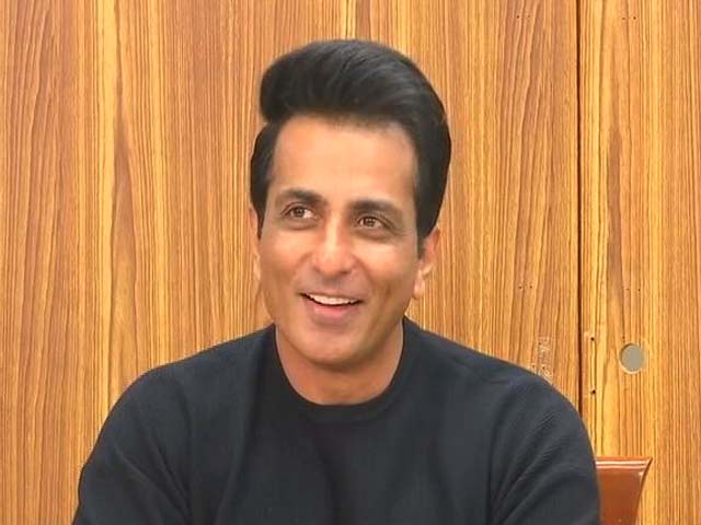 लक्ष्मी ने 5 माह की सैलरी दी, बच्चों ने गुल्लक तोड़कर पैसे दे दिए; यह मदद बहुत अहम : सोनू सूद