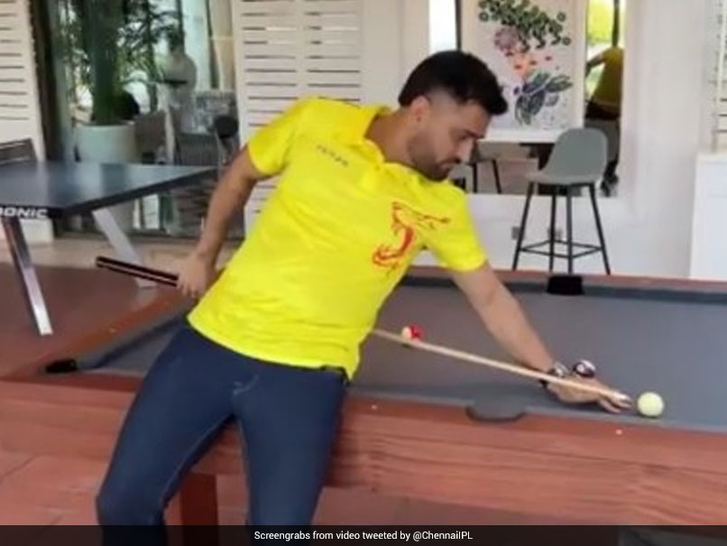 IPL 2021 के दूसरे फेज के लिए यूएई पहुंची CSK की टीम, धोनी कुछ ऐसे आए नजर- देखें  Video