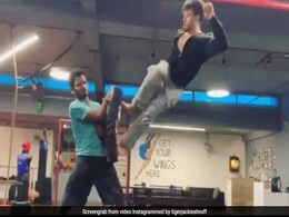 टाइगर श्रॉफ ने हवा में उड़कर यूं किया स्टंट, 10 लाख से ज्यादा बार देखा गया Video टाइगर श्रॉफ ने हवा में उड़कर यूं किया स्टंट, 10 लाख से ज्यादा बार देखा गया Video