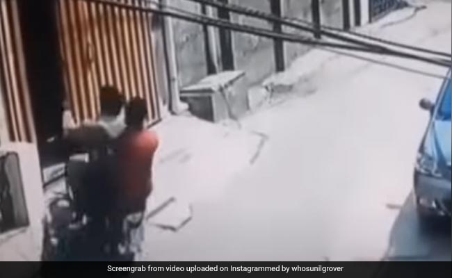 बाइक सवार बैलेंस खोकर अचानक घर में घुसे, सुनील ग्रोवर बोले- पीया घर आया...देखें Video