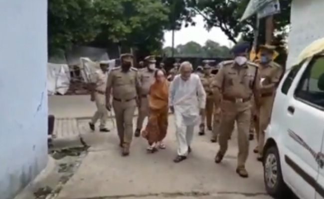 उत्तर प्रदेश : बेटे-बहू ने बुजुर्ग जोड़े को घर से निकाला, पुलिस कमिश्नर ने वापस पहुंचाया