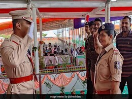 SP बेटे ने ASI मां को किया सैल्यूट, फोटो देख लोगों ने मां को किया सलाम, बोले- इस पल ने दूर कर दिए मां के सभी दर्द SP बेटे ने ASI मां को किया सैल्यूट, फोटो देख लोगों ने मां को किया सलाम, बोले- इस पल ने दूर कर दिए मां के सभी दर्द