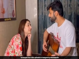 Rahul Vaidya ने नई नवेली दुल्हन दिशा को गाना गाकर इस अंदाज में किया इंप्रेस, Video हुआ वायरल Rahul Vaidya ने नई नवेली दुल्हन दिशा को गाना गाकर इस अंदाज में किया इंप्रेस, Video हुआ वायरल