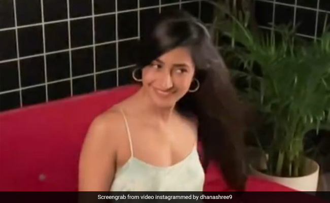 धनाश्री वर्मा ने बालों को फ्लिप करते हुए दिखाया स्टाइल, ग्लैमरस अंदाज ने इंटरनेट पर मचाई धूम...देखें Video