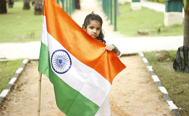 Independence Day 2021 : कोविड में बाहर नहीं जा रहे हैं तो फैमिली के साथ घर पर फहराएं झंड़ा और बोलें 'जय हिंद'