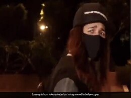 रणबीर कपूर की कैप पहने एयरपोर्ट पर स्पॉट हुईं आलिया भट्ट, पूछने पर यूं दिया एक्सप्रेशन- देखें Video रणबीर कपूर की कैप पहने एयरपोर्ट पर स्पॉट हुईं आलिया भट्ट, पूछने पर यूं दिया एक्सप्रेशन- देखें Video