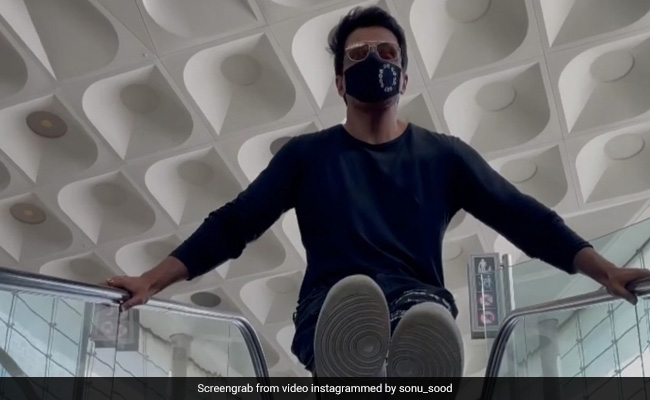 सोनू सूद ने मॉल के एक्सलेरेटर पर चढ़ किया खेल, फैंस बोले- लोग आपसे सीखते हैं आप तो ऐसा मत करो.. 