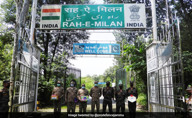 Indian, Pakistani Troops Exchange Sweets Along LoC, International Border On Pak's Independence Day