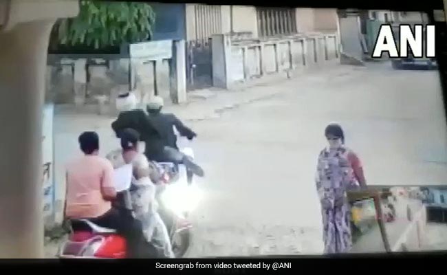 ग्वालियर में स्कूटी सवार महिला से दिनदहाड़े हुई लूटपाट, पिस्तौल दिखा चेन छीनी, सीसीटीवी में कैद हुई घटना