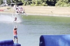 शख्स ने हेलिकॉप्टर पर लटककर पानी के ऊपर किया गजब का स्टंट शख्स ने हेलिकॉप्टर पर लटककर पानी के ऊपर किया गजब का स्टंट