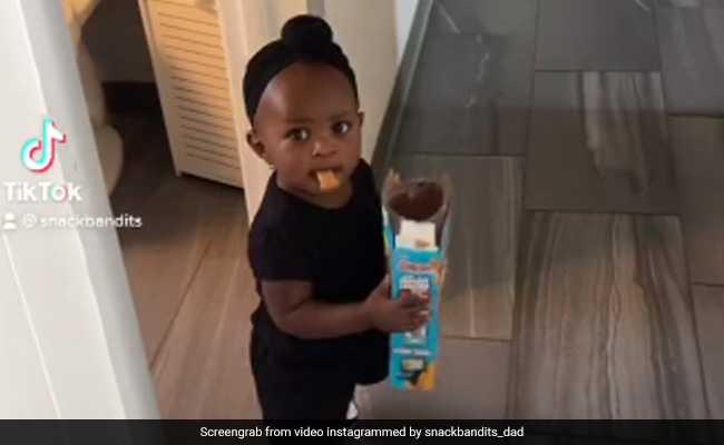 खाने का पैकेट चुराकर भाग रही थी छोटी बच्ची, जैसे ही पापा ने देखा, तो डर से फेक दिया पैकेट, फिर किया कुछ ऐसा - देखें Cute Video