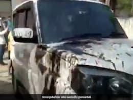 UP : कृषि कानूनों का विरोध कर रहे किसानों ने BJP विधायक पर किया हमला UP : कृषि कानूनों का विरोध कर रहे किसानों ने BJP विधायक पर किया हमला