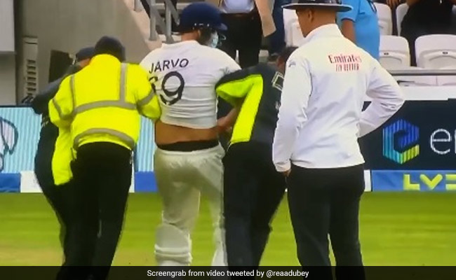 Video: रोहित शर्मा हुए आउट तो कोहली से पहले क्रीज पर बल्लेबाजी करने पहुंच गया फैन, फिर हुआ कुछ ऐसा