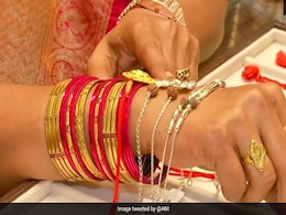 रक्षाबंधन : सोने-चांदी से बनीं राखी की धूम, कोलकाता में छाईं PM मोदी के चेहरे वाली राखियां रक्षाबंधन : सोने-चांदी से बनीं राखी की धूम, कोलकाता में छाईं PM मोदी के चेहरे वाली राखियां