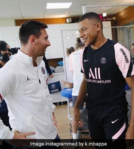 Lionel Messi Meets Teammates At First Paris Saint-Germain Training Session