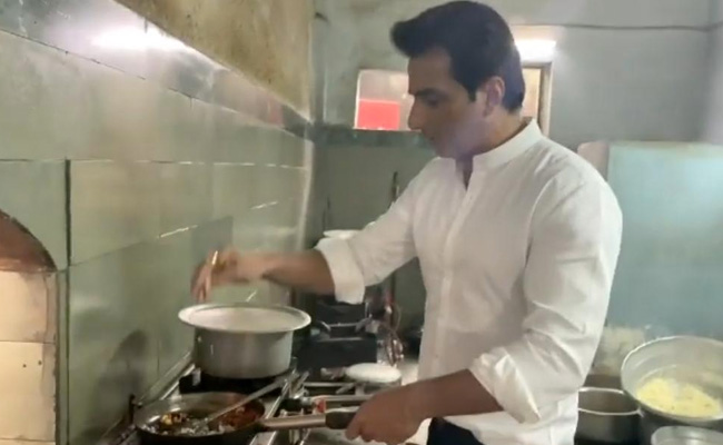 शूटिंग पर नहीं मिला खाना तो सोनू सूद खुद ही बनाने लगे मिसल पाव, वायरल हुआ Video
