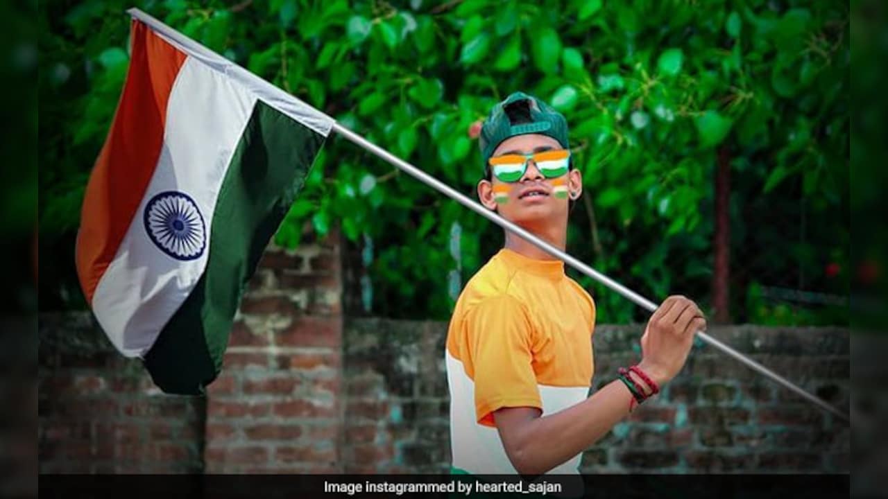 'दिल में भारत, हाथ में तिरंगा और जुबां पर जय हिंद!' देशभक्ति से भर देंगे ये मैसेज और शुभकामनाएं, अपनों के साथ करें शेयर