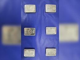 लखनऊ एयरपोर्ट पर दो यात्रियों से 34 लाख रुपये की कीमत के सोने के बिस्कुट बरामद लखनऊ एयरपोर्ट पर दो यात्रियों से 34 लाख रुपये की कीमत के सोने के बिस्कुट बरामद