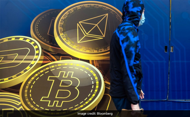 Bitcoin Crosses $56,000 to Start the Week as Altcoins Struggle to Register Gains
