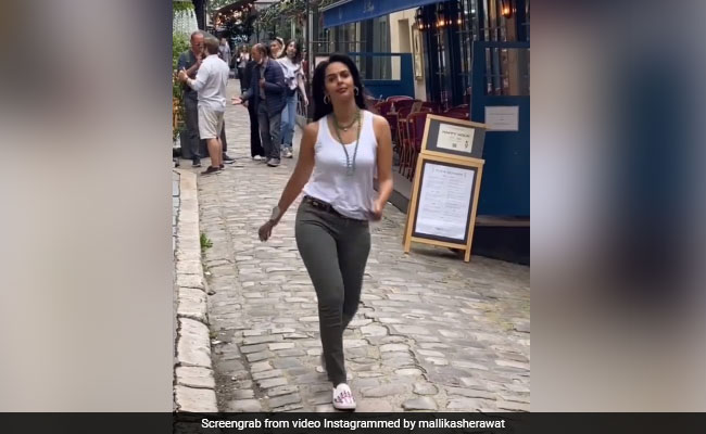 पेरिस की गलियों में दिखी मल्लिका शेरावत की स्टाइलिश चाल, वायरल हुआ एक्ट्रेस का Video