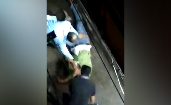 दिल्ली के रंजीत नगर में एक शख्स की बेरहमी से पिटाई, वीडियो सामने आया