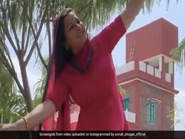 सोनाली फोगाट ने सिर पर पल्लू डाल 'Badshah' के गाने पर किया जमकर डांस, बार-बार देखा जा रहा-Video सोनाली फोगाट ने सिर पर पल्लू डाल 'Badshah' के गाने पर किया जमकर डांस, बार-बार देखा जा रहा-Video