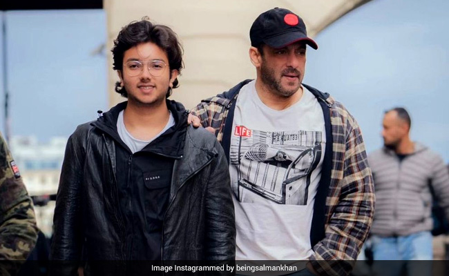 सलमान खान ने भतीजे संग शेयर की फोटो, तो लोग बोले- चाचा ज्यादा हैंडसम है...देखें Photo