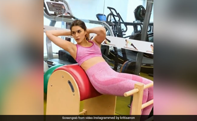 How Kriti Sanon Lost The 15 Kilos She Gained For <i>Mimi</i>