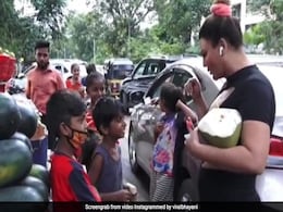 Rakhi Sawant ने गरीब बच्चों को दी ट्रीट, पिलाया नारियल पानी...Video हो रहा वायरल Rakhi Sawant ने गरीब बच्चों को दी ट्रीट, पिलाया नारियल पानी...Video हो रहा वायरल