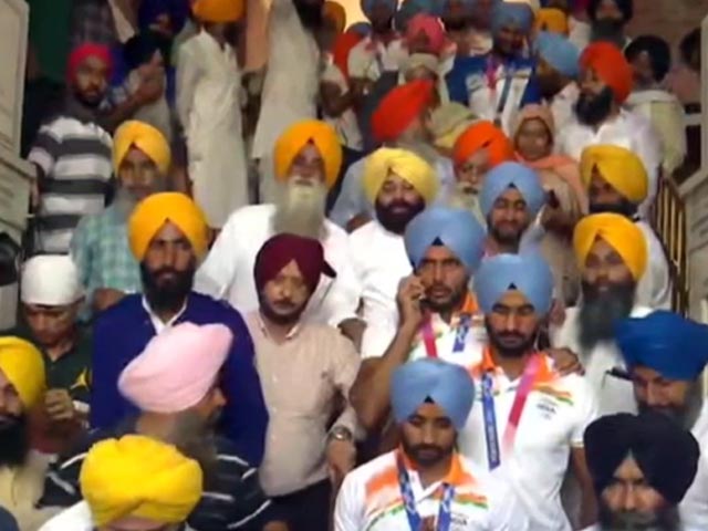 Members Of Indian Hockey Team Offer Prayers At Golden Temple