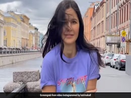 रूस की सड़क पर स्वैग दिखा रही थीं Katrina Kaif, तभी लगीं ठंड से कांपने- देखें Video रूस की सड़क पर स्वैग दिखा रही थीं Katrina Kaif, तभी लगीं ठंड से कांपने- देखें Video