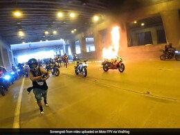 तेज रफ्तार मोटरसाइकिल पर स्टंट कर रहे थे बाइकर, तभी आपस में टकरा गईं दो बाइक और लग गई आग, देखें हैरतअंगेज Video तेज रफ्तार मोटरसाइकिल पर स्टंट कर रहे थे बाइकर, तभी आपस में टकरा गईं दो बाइक और लग गई आग, देखें हैरतअंगेज Video