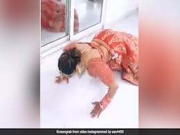 दुल्हन ने लहंगा पहनकर जमकर लगाए Push ups, Body Builder भी देखकर रह जाएंगे हैरान - देखें Viral Video दुल्हन ने लहंगा पहनकर जमकर लगाए Push ups, Body Builder भी देखकर रह जाएंगे हैरान - देखें Viral Video
