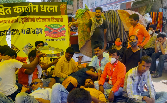 बनारस में 24 दिनों से धरने पर बैठे दृष्टिहीन बच्चों को देर रात उठा ले गई पुलिस, जोर-जबरदस्ती का आरोप