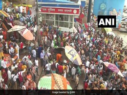 'न मास्क पहना, न सोशल डिस्टेंसिंग का ख्याल' : सावन के दूसरे सोमवार को काशी विश्वनाथ में भक्तों की भीड़ 'न मास्क पहना, न सोशल डिस्टेंसिंग का ख्याल' : सावन के दूसरे सोमवार को काशी विश्वनाथ में भक्तों की भीड़