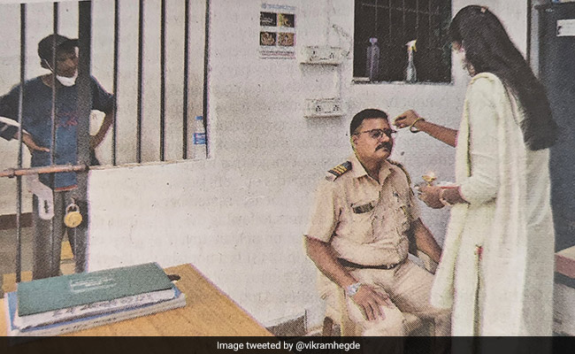 पुलिसकर्मी थाने में बंधवा रहा था राखी, लेकिन Lockup में बंद शख्स ने जीता लोगों का दिल, सोशल मीडिया पर आई मीम्स की बाढ़